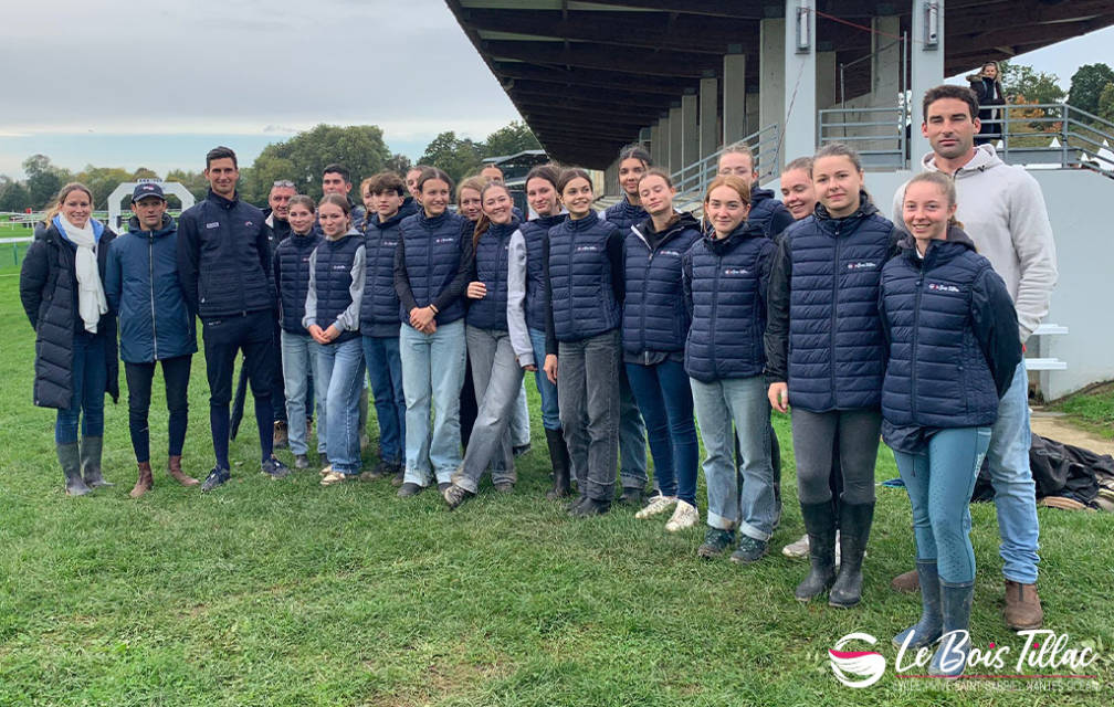 Élèves du lycée du Bois Tillac et leurs enseignants avec les champions tricolores lors du début des épreuves du Mondial du Lion