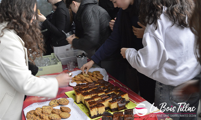 Elèves lors du goûter de Noël