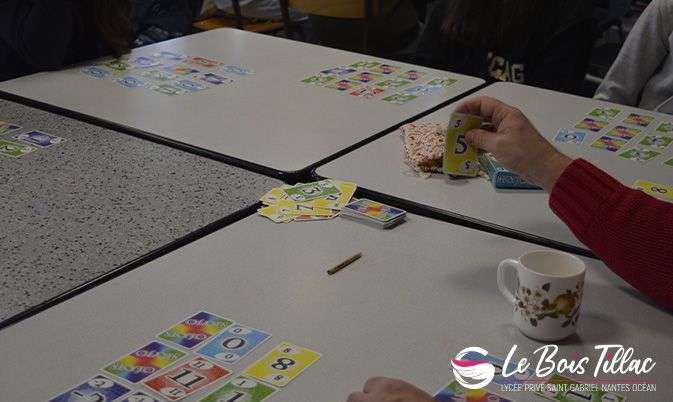 Participation des enseignants aux jeux de la journée de Noël