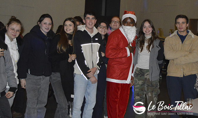 Groupe d'internes posant avec le Père-Noël de la société de restauration